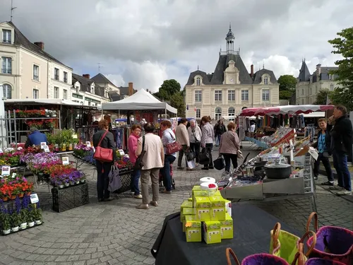 Noyant-la-Gravoyère. Le vélodrome reprend vie avec un marché 
